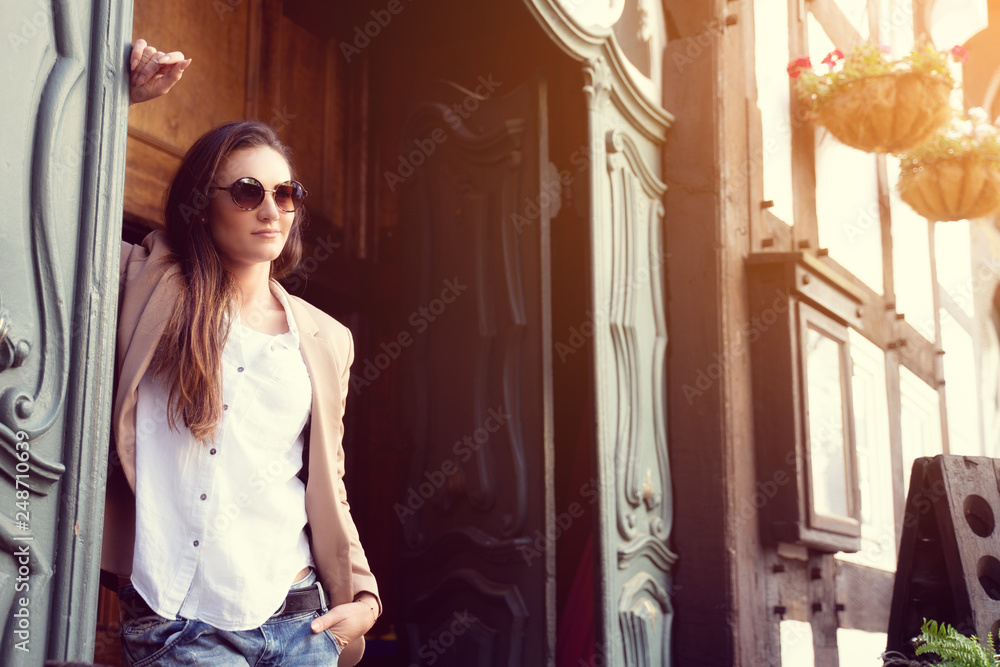 Business Frau mit Sonnenbrille Business Frau mit Sonnenbrille