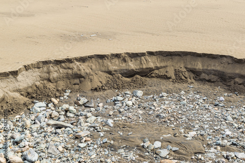 Damm aus Sand mit Flusssteine photo