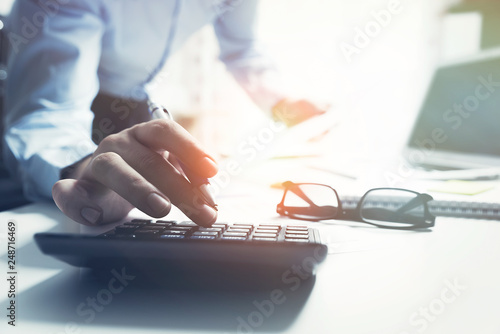Tableau sur toile Accountant calculate tax information