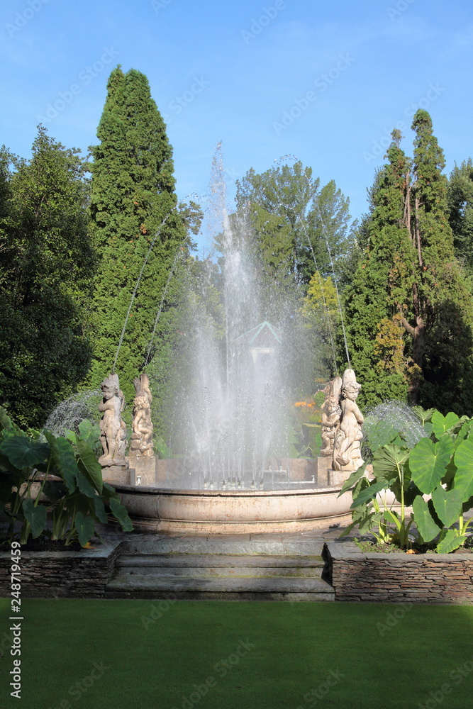 Fontana con statue nel parco Fontana con statue nel parco