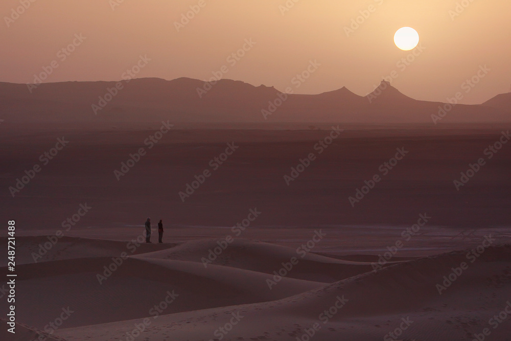 M`Hamid, Menschen beobachten den Sonnenaufgang an der Judenduene (Erg al-Yahudi), Sahara M`Hamid, Menschen beobachten den Sonnenaufgang an der Judenduene (Erg al-Yahudi), Sahara