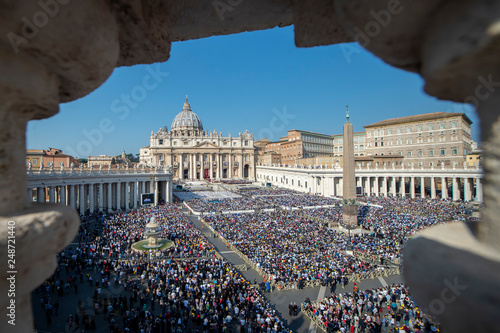 Fotografía Vatican City, October 14, 2018: A general view of Saint Peter's Square