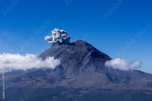 Volcán Popocateptl echando fumarola 
