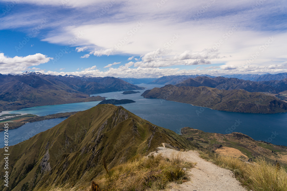 amazing view from Roys peak in wanaka New Zealand, great landscape in wanaka Roys peak, landscape photography in New Zealand, New Zealand landmarks, place to go in wanaka