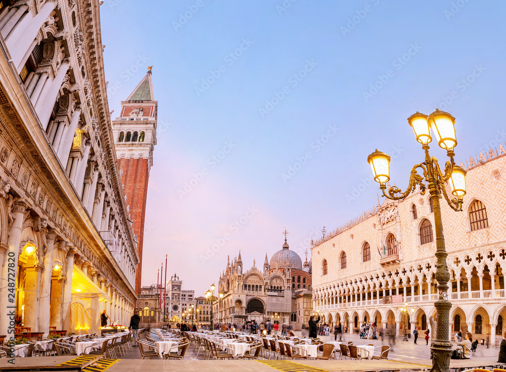 Fototapeta premium 24 OCTOBER 2018, VENICE, ITALY: Famous tourist landmark San Marco Square in Venice at night time