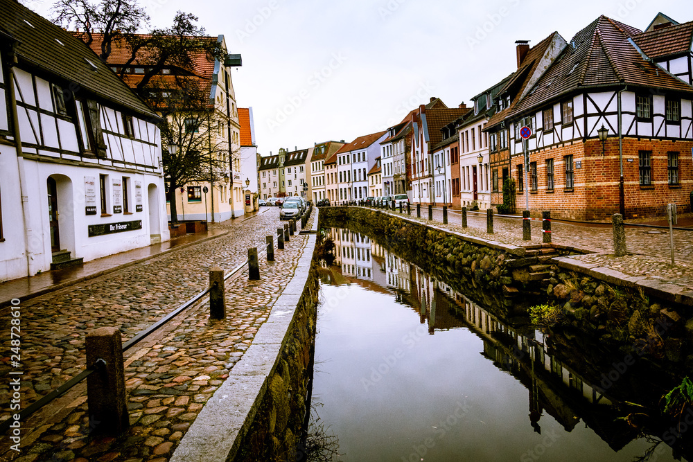 Bachlauf mit Spiegelung in historischer Stadt Wismar