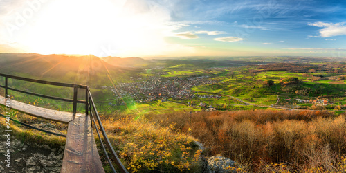 Schwäbische Alb Panorama beim Sonnenuntergang mit Blick auf Burg Hohenneuffen von Beurener Fels