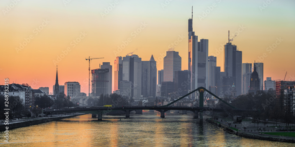 Frankfurt skyline im Abendrot