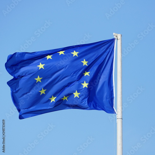 Bandiera Unione Europea. Issata e fatta sventolare in cima del pennone