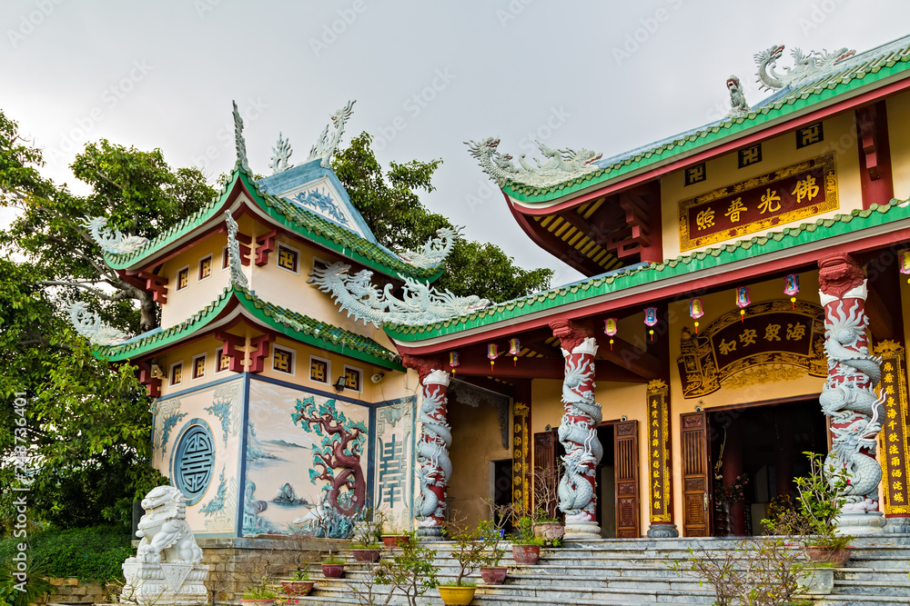 Phap Lam pagoda dragon sculpture on the roof Phap Lam pagoda dragon sculpture on the roof