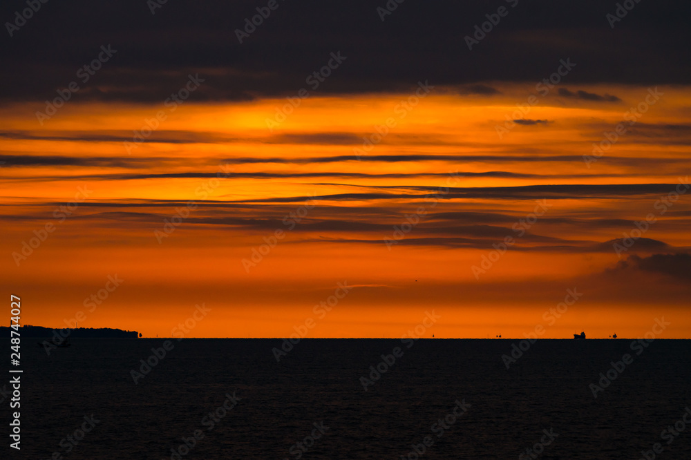 瀬戸内海の朝焼けの雲