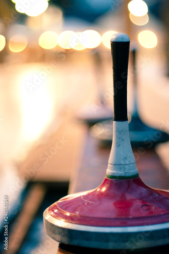 Turnierstocke warten auf einer Bank im warmen künstlichen Licht draußen in der Kälte auf das nächste Spiel