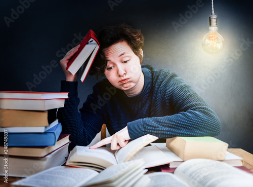 Fotografi Student ist im Stress und lernt nachts für Examen um sich auf die Prüfung vorzub