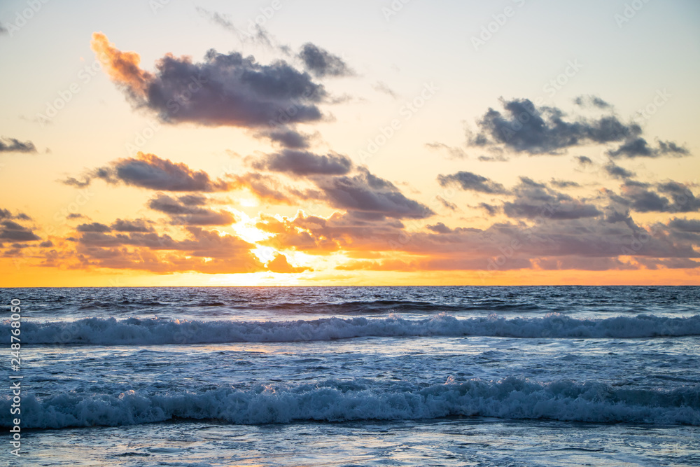Obraz premium Beautiful orange sunset over Pacific Ocean from Manhattan Beach, California