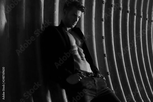 Obraz na plátně Muscular young man with beard on dark tunnel urban background