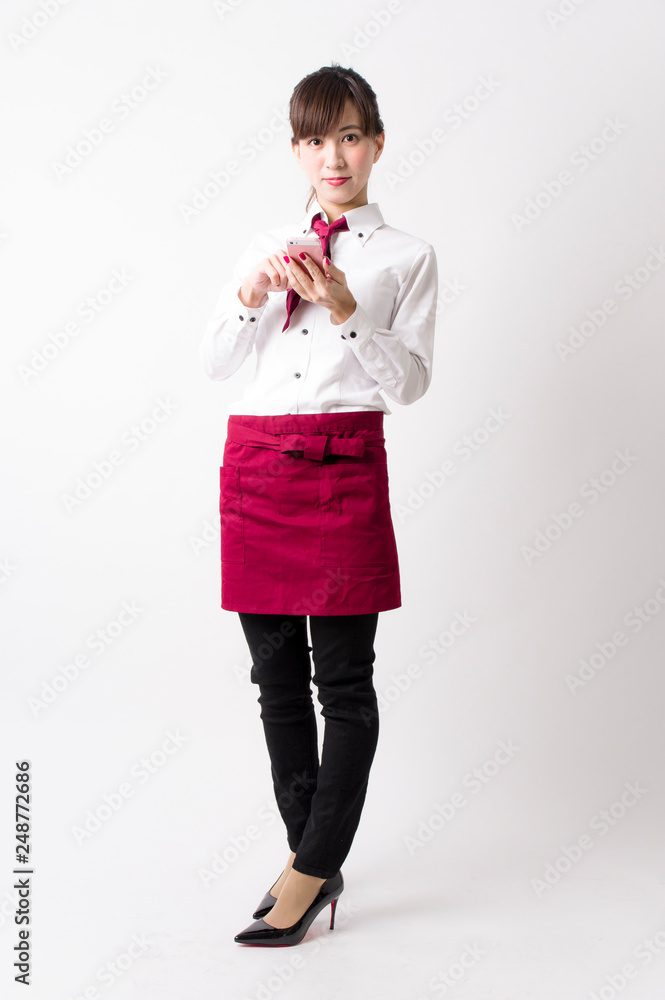 携帯端末で注文をとる女性