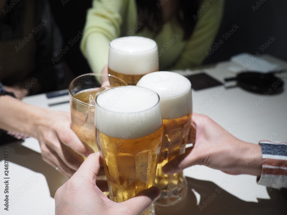 女性とビールのグラスで乾杯