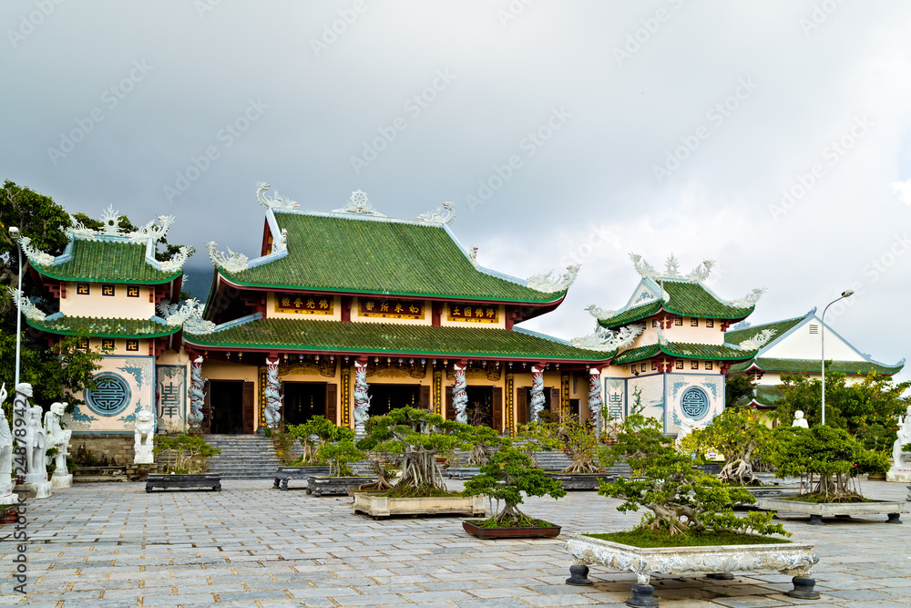 Naklejka premium Lady Buddha Temple dragon sculpture on the roof