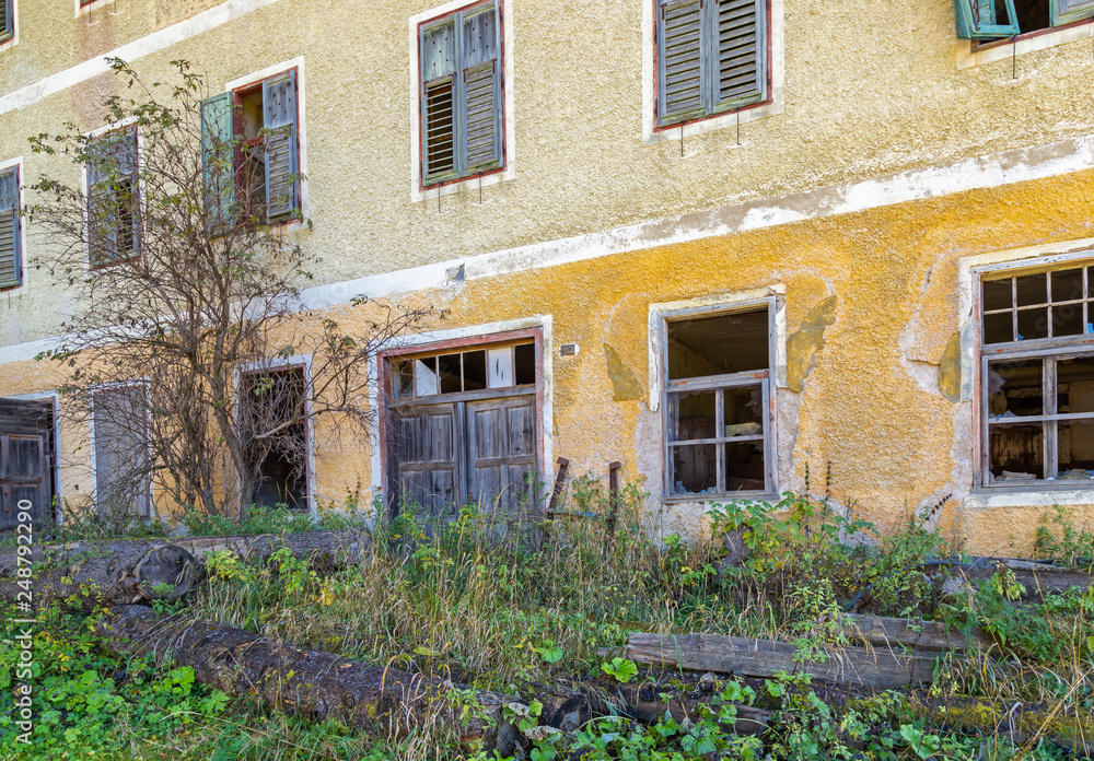 Lost Place, Ruine, verfallene Gebäude in Prags, Südtirol