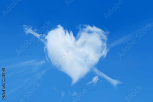 Fototapeta Naklejka Na Ścianę i Meble -  heart with arrow shaped cloud in the blue sky
