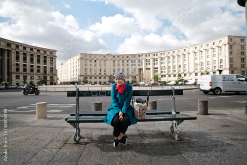 Femme assise sur un banc place de Catalogne Paris