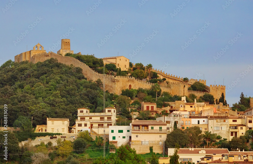 Stadt und Burg Capdepera / Mallorca / Spanien