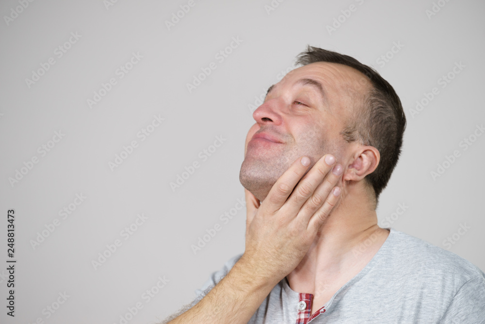 Obraz premium Man touching his smooth chin
