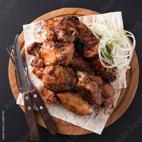 Fotografía Grilled pork meat with onion and dill
