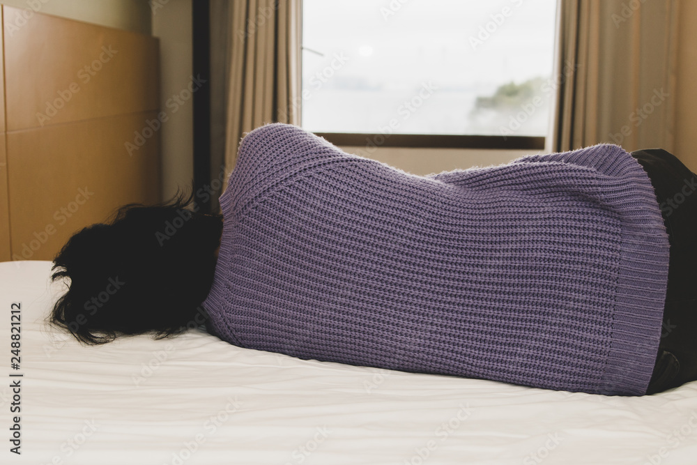 ベッドで落ち込む女性 Stock Photo Adobe Stock