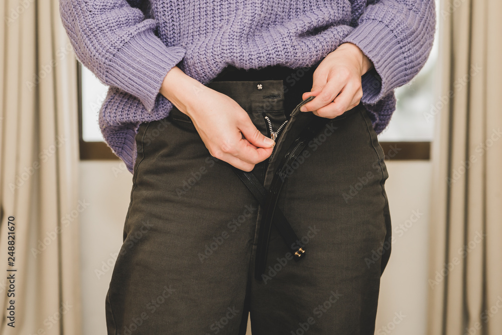 ズボンを履く女性 Stock Photo Adobe Stock ズボンを履く女性 Stock Photo Adobe Stock