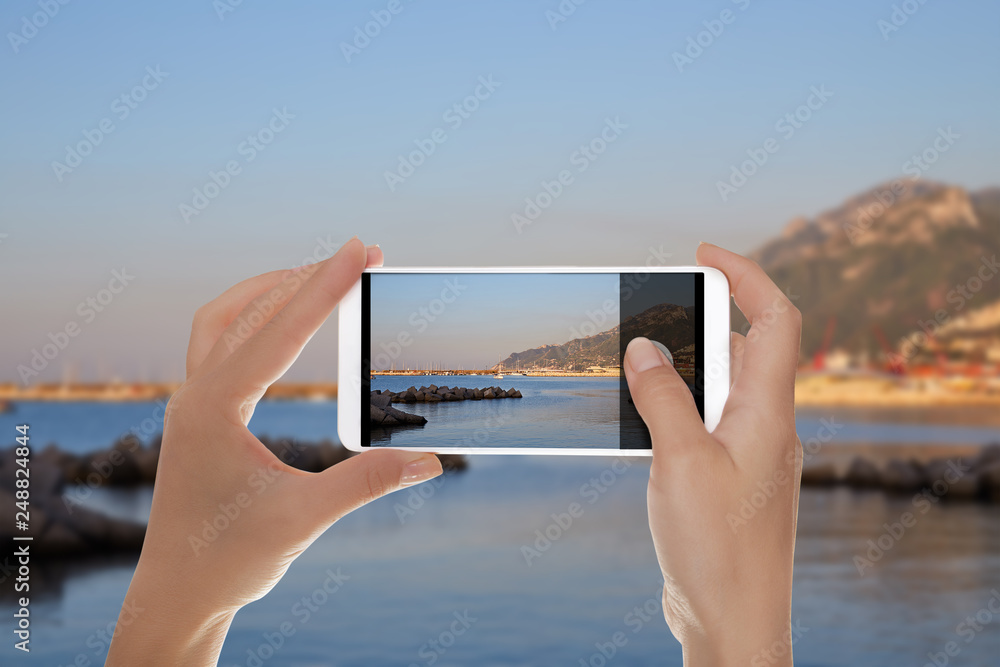 Φωτογραφία A man is making a photo of the Amalfi Coast in Salerno city in the early morning