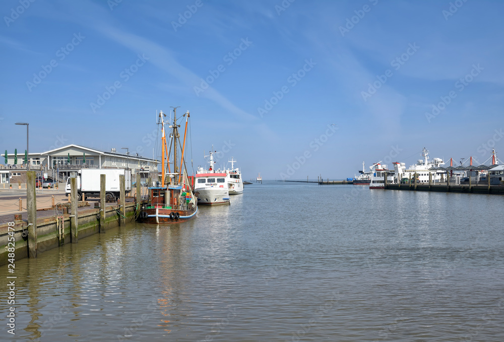 Hafen von Harlesiel bei Carolinensiel an der Nordsee,Ostfriesland,Niedersachsen,Deutschland