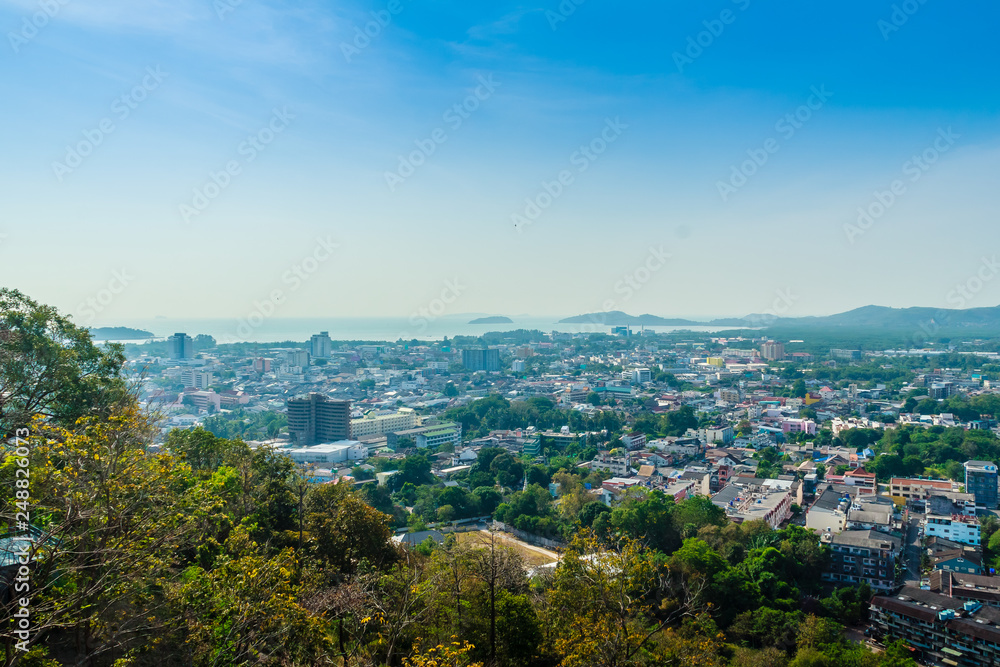 Obraz premium Beautiful landscape view of Phuket city from Khao Rang viewpoint, small hill in Phuket city, Thailand.
