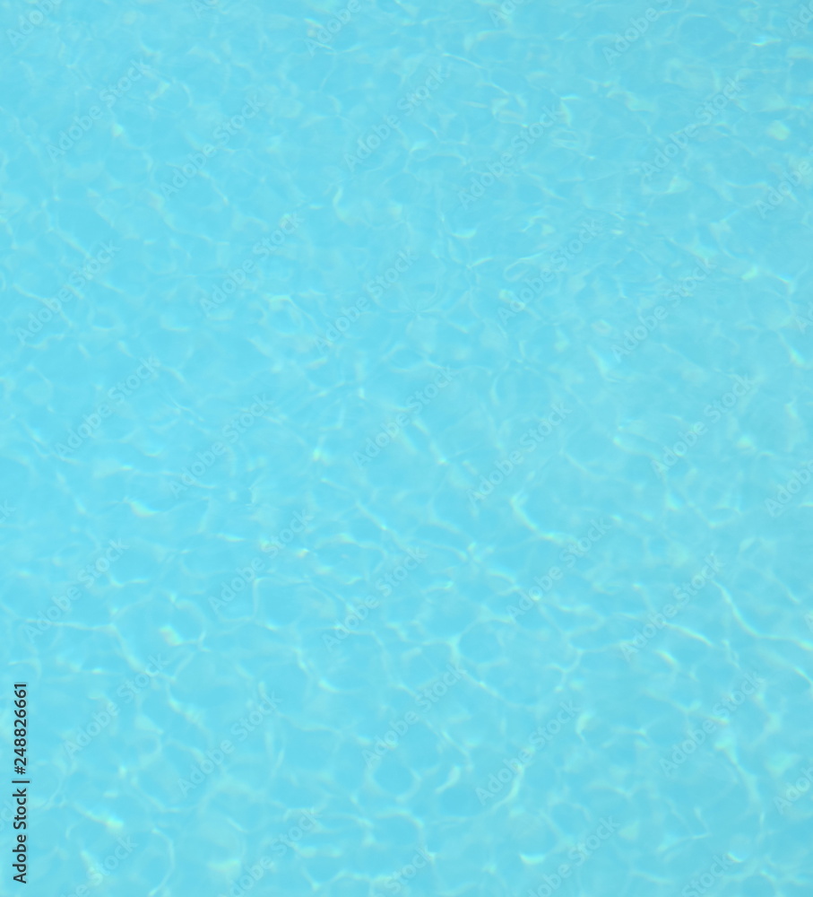 Türkisfarbenes klares Wasser im Schwimmbecken