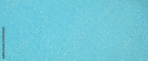 Blaues  t  rkisfarbenes Wasser im Pool