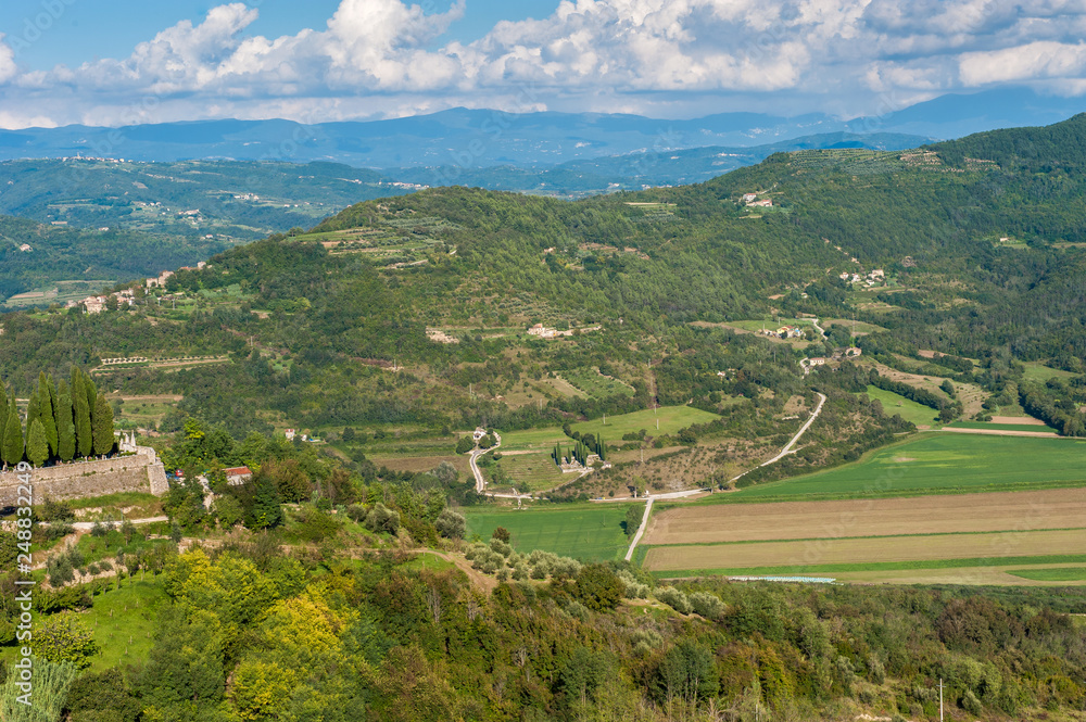 Blick vin Motovun ins Tal der Mirna in Kroatien