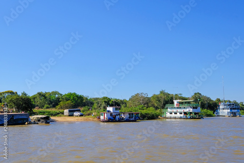 Houseboats on the riverbank at the harbor of Porto Jofre, Pantanal, Mato Grosso Do Sul, Brazil © reisegraf
