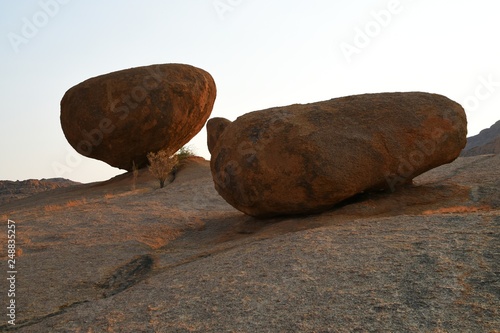 Felsformation im Erongogebirge auf Ameib (Bull`s Party) in Namibia