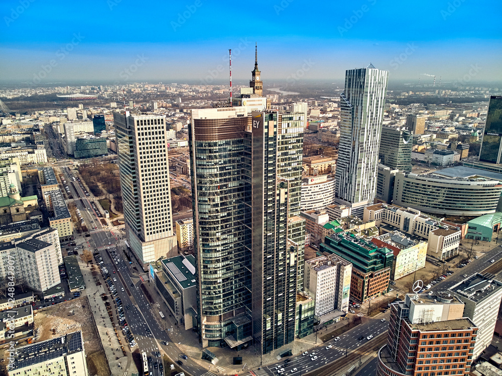 Fototapeta premium WARSZAWA, POLSKA - 10 LUTEGO 2019: Piękny panoramiczny widok z drona z lotu ptaka na panoramę miasta Warszawy, nowoczesnego miasta, PKiN i biurowca „Rondo 1” przy Rondzie ONZ