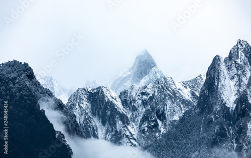 Snowy mountains in the clouds © Guiyuan