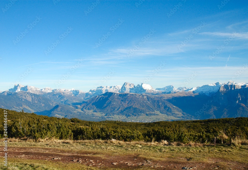 Splendide Dolomiti innvate e cielo azzurro, Alto Adige, Italia