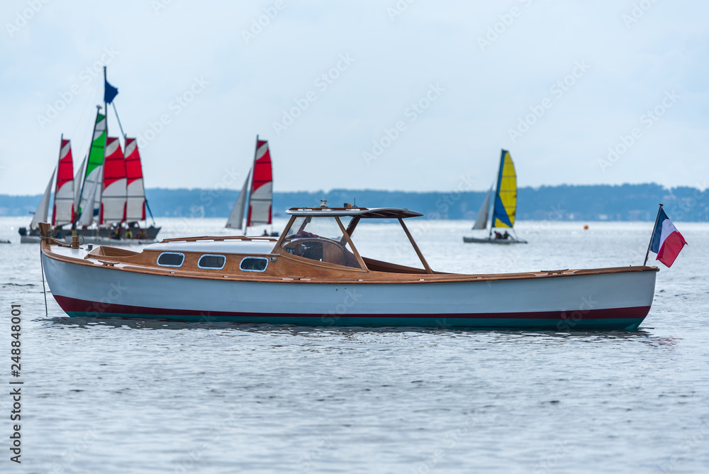 Fototapeta premium ANDERNOS (Bassin d'Arcachon, France), pinasse et bateaux sur la baie