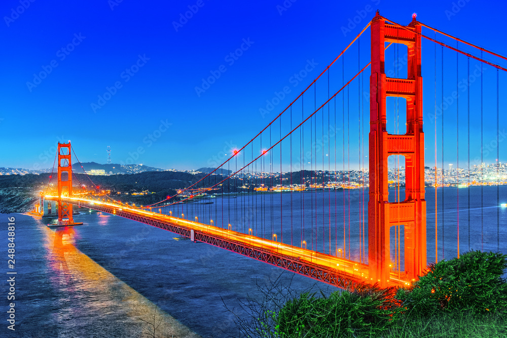 Fototapeta premium Panorama of the Gold Gate Bridge and San Francisco city at night, California.ставрпо