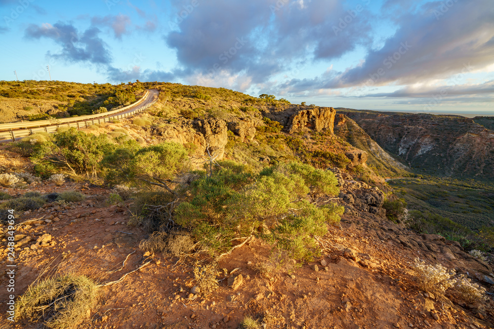 Obraz premium hiking at charles knife canyon, western australia 2