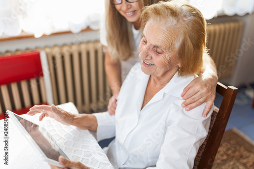 Εκτύπωση καμβά Providing care for elderly