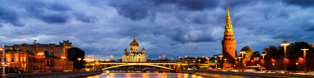 Obraz premium Aerial view of popular landmark Kremlin in Moscow, Russia at night
