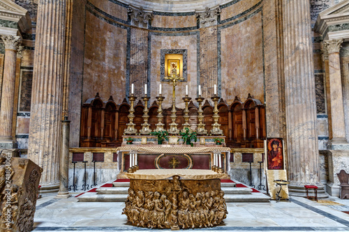 Canvas Print Rome/ Italy July 2018: Interior of Rome Pantheon with the famous ray of light fr