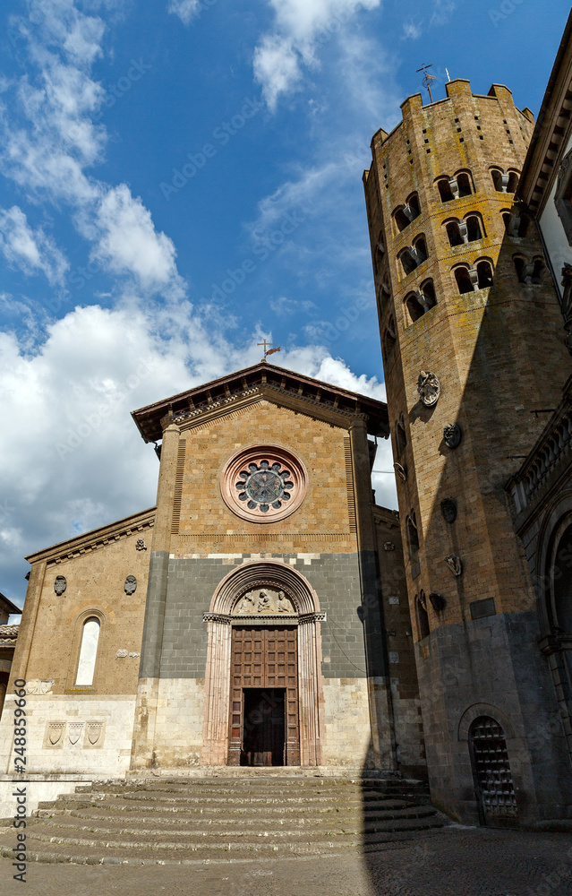 Obraz premium Beautiful view ancient buildings near the Cathedral of Orvieto (Duomo di Orvieto), Umbria, Italy