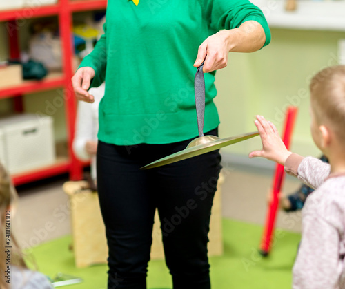 Fotografi A child touches a percussion musical instrument plate