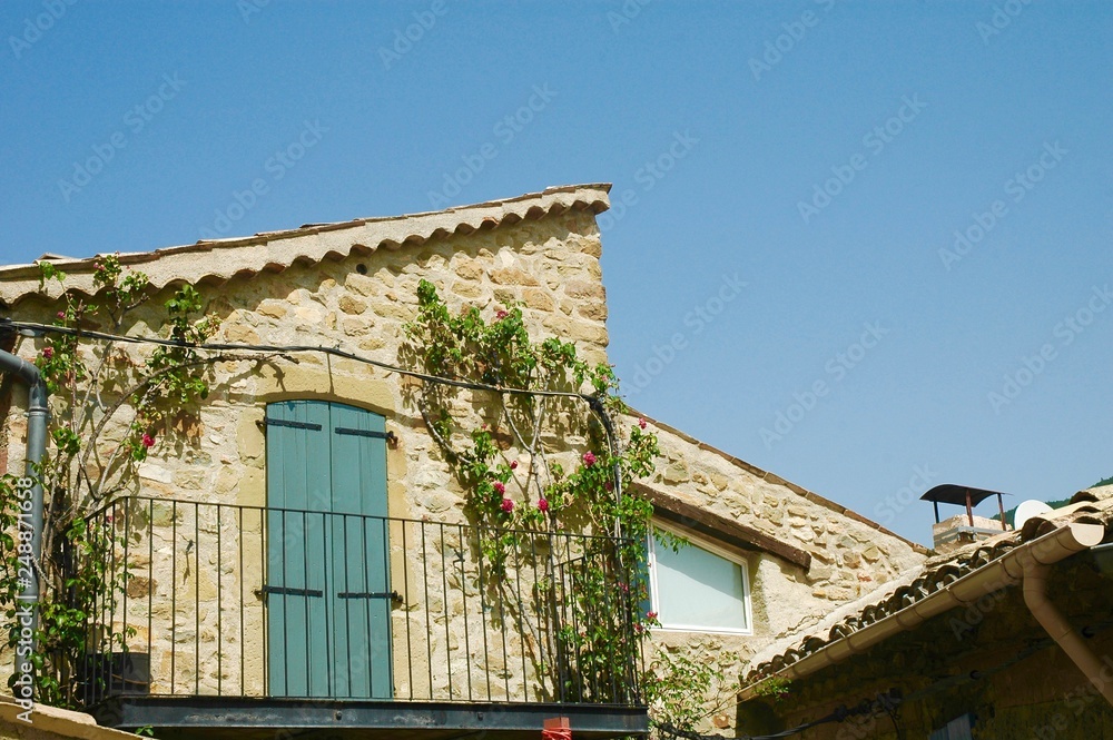 Casa di pietra provenzale con imposte verde acqua, Costa azzurra, Provenza, Francia